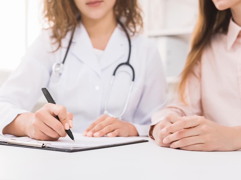 Nutritionist practitioner and patient discussing diet plan
